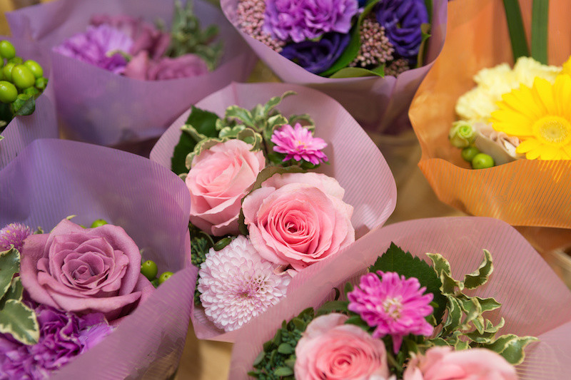 紫とピンクと黄色の花束