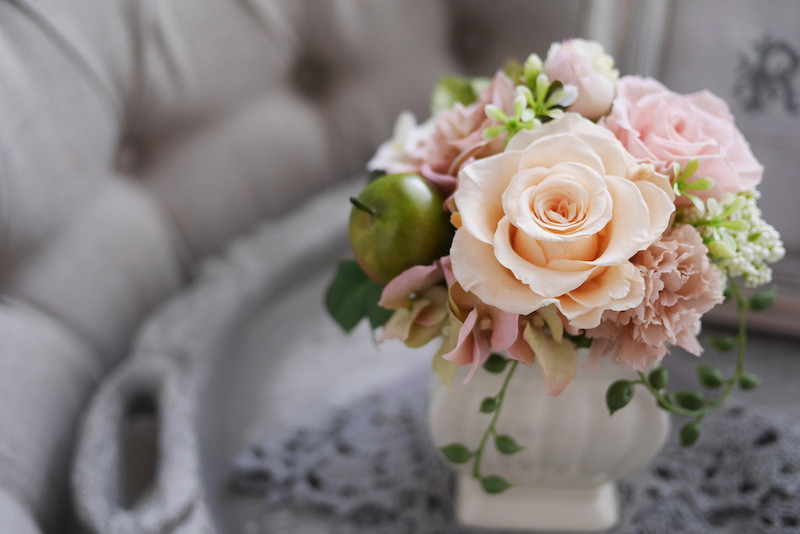 ピンクのバラの入った小さな花瓶